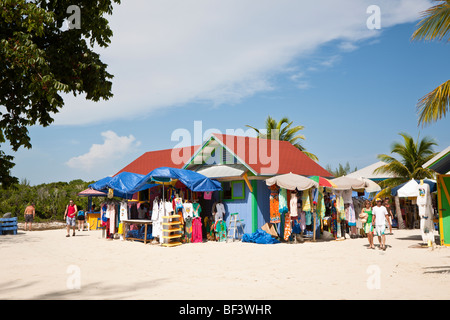 Coco Cay, Bahamas - Agosto 2008 - nave da crociera passeggeri shopping presso il Mercato della paglia su Coco Cay Foto Stock