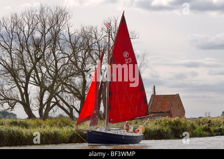 Yacht con vele rosso sul fiume Bure, Norfolk Foto Stock