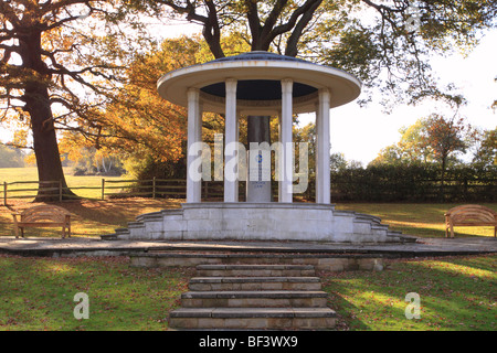 Runnymede la Magna Carta Memorial progettato da Sir Edward Maufe eretta dai Amercian Bar Association nel 1957 presi in autunno Foto Stock