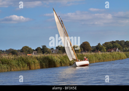 Sulla vela il Parco Nazionale Broads del Norfolk, Foto Stock