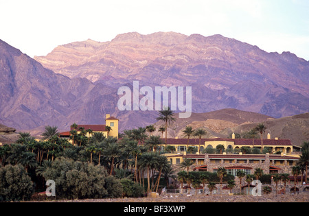 Il centro storico (1927), a AAA Four Diamond, Furnace Creek Inn è un oasi nel deserto nel Parco Nazionale della Valle della Morte, California, Stati Uniti d'America. Foto Stock