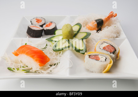 Close-up di un piatto di sushi assortiti Foto Stock