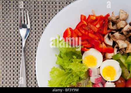 Angolo di alta vista di uova sode con insalata Foto Stock