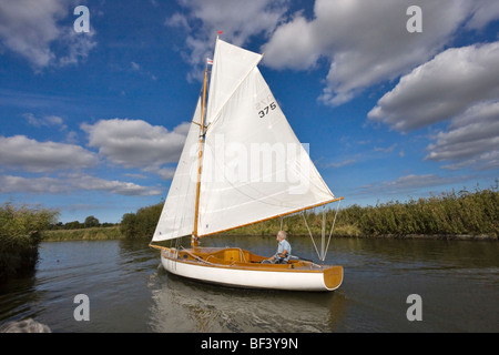 Barca a vela sul Norfolk Broads Foto Stock