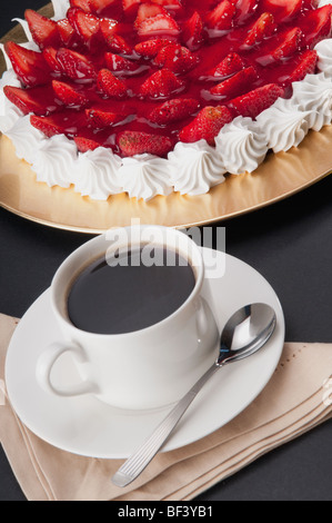 Angolo di alta vista di fragola meringa con una tazza di caffè Foto Stock