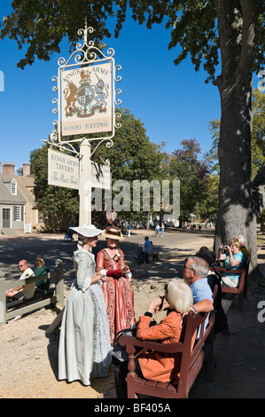 Guide in costume di fronte al re di braccia Taverna sulla duca di Gloucester Street, Colonial Williamsburg, Virginia, Stati Uniti d'America Foto Stock