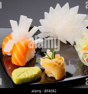 Close-up di un assortimento di sushi platter Foto Stock