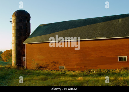 Granaio e Silo di Sunrise, Newfields, New Hampshire Foto Stock