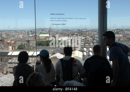 Le persone godono di vista dal bar Gravity, Guinness Storehouse, Dublino, Irlanda. Foto Stock