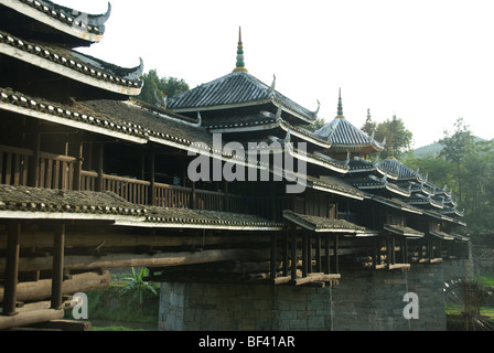 Ponte del vento e della pioggia di Chengyang Dong, Sanjiang, provincia di Guangxi, Repubblica popolare Cinese Foto Stock