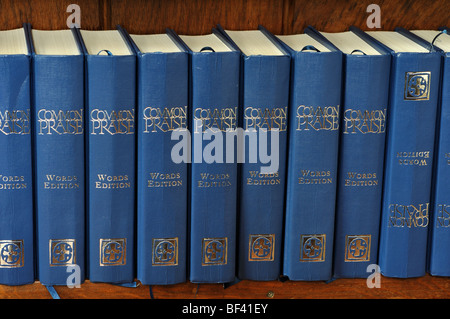 Libri di preghiera nella chiesa di St. Michael, Baddesley Clinton, Warwickshire, Inghilterra, Regno Unito Foto Stock