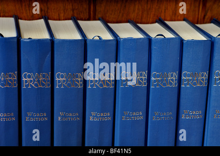 Libri di preghiera nella chiesa di St. Michael, Baddesley Clinton, Warwickshire, Inghilterra, Regno Unito Foto Stock