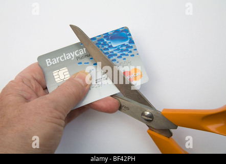 Studio vicino fino il taglio di una carta di credito come un modo di gestire il debito Foto Stock