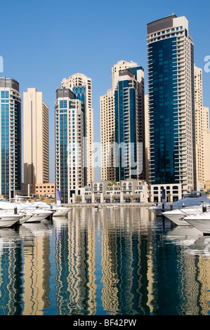 Elevato aumento edifici in Dubai Marina Foto Stock