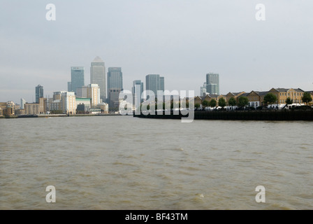 Docklands di Londra Canary Wharf Fiume Tamigi skyline. Regno Unito HOMER SYKES Foto Stock