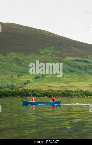 Vista laterale di 2 giovani adulti caucasici in canoa canadese su un Loch Earn deserto, Perthshire, Scozia. REGNO UNITO Foto Stock