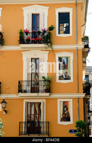 Trompe d'oeil dipinti su edificio anteriore su Plaza de Sant Nicolau a Valencia, Spagna Foto Stock