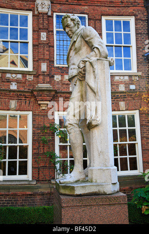 Statua di William Wilberforce fuori Wilberforce House di Kingston upon Hull, East Yorkshire, Inghilterra, Regno Unito. Foto Stock