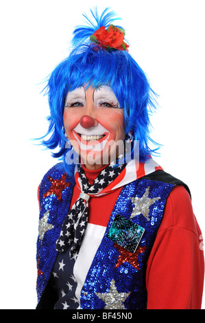 Clown vestita in rosso, bianco e blu sorridente Foto Stock