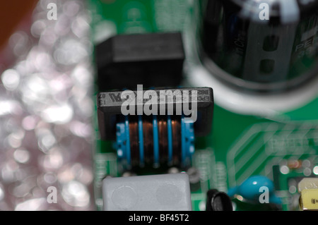 Macro Close-up di elettronica. Questa immagine illustra un induttore o trasformatore in una scheda a circuito stampato. Foto Stock