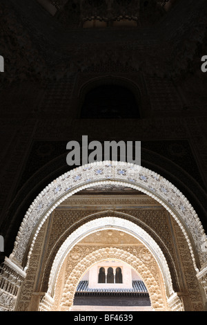 Archi di ingresso, Sala delle Due Sorelle, il Cortile dei leoni, Nasrid palazzi, l'Alhambra di Granada, Andalusia, Spagna Foto Stock