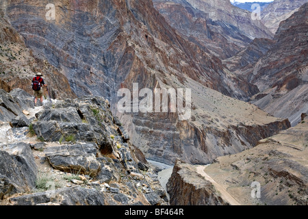 L'uomo anziano trekking in Zanskar. India Foto Stock