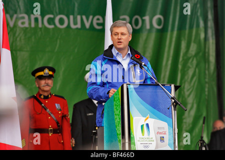 Il primo ministro canadese Stephen Harper dare la parola al 2010 torcia olimpica arrivo-Victoria, British Columbia, Canada. Foto Stock