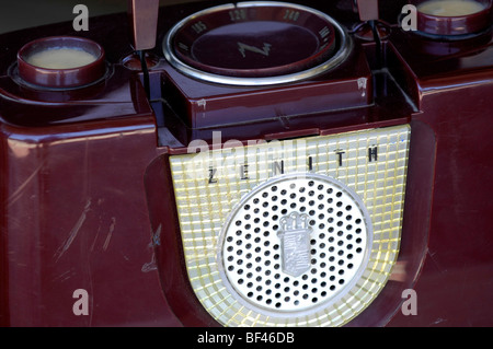 Zenith antico viola vintage radio con graffi e segni di usura che mostra anni di utilizzo. Foto Stock