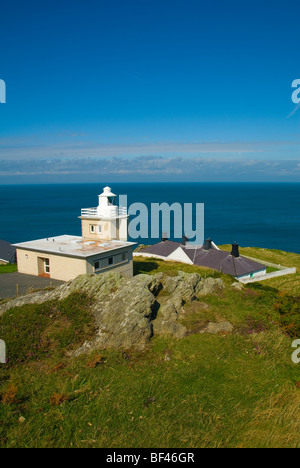 Bull Point Lighthouse vicino Mortehoe sulla costa frastagliata del North Devon Foto Stock