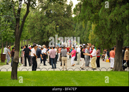 Danze locali la domenica mattina nel Parco Tiantan, Pechino CN Foto Stock