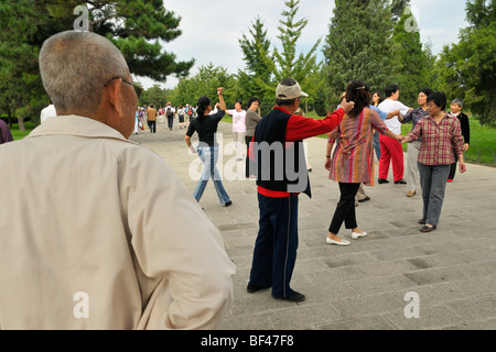 Ballare la domenica mattina nel Parco Tiantan, Pechino CN Foto Stock