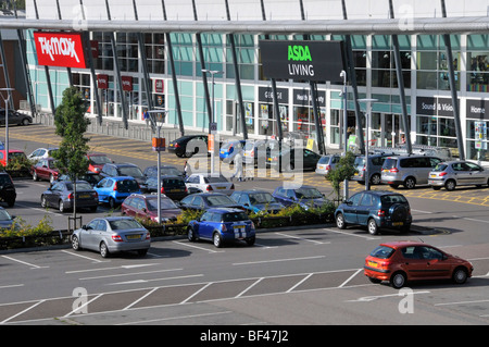 Vista aerea di Asda Living & TK Maxx negozi e negozi con auto in posti auto gratuiti nel Lakeside Shopping Park West Thurrock Essex Inghilterra UK Foto Stock