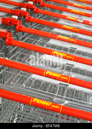 Carrelli di shopping o carrelli per un penny Markt supermercato Foto Stock