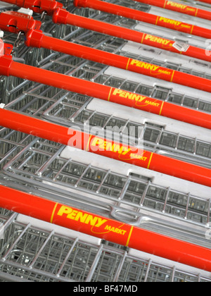 Carrelli di shopping o carrelli per un penny Markt supermercato Foto Stock