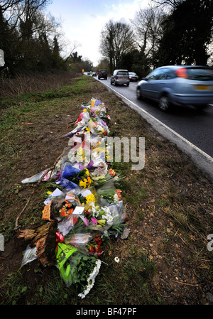 Un memoriale sul ciglio della strada sulla A429 a nord di Stow-su-il-Wold, Gloucestershire dove un incidente del 7 marzo 2008 che coinvolgono condannati Foto Stock