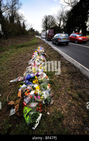 Un memoriale sul ciglio della strada sulla A429 a nord di Stow-su-il-Wold, Gloucestershire dove un incidente del 7 marzo 2008 che coinvolgono condannati Foto Stock