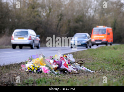 Un memoriale sul ciglio della strada sulla A429 a nord di Stow-su-il-Wold, Gloucestershire dove un incidente del 7 marzo 2008 che coinvolgono condannati Foto Stock