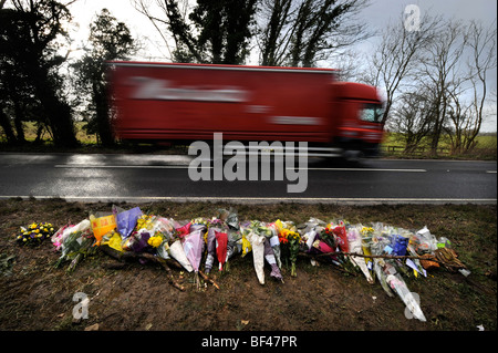 Un memoriale sul ciglio della strada sulla A429 a nord di Stow-su-il-Wold, Gloucestershire dove un incidente del 7 marzo 2008 che coinvolgono condannati Foto Stock