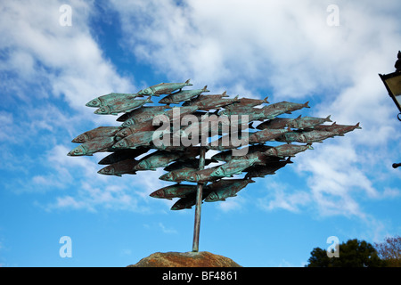 Scultura di una secca di aringhe dall'artista locale John Cleal, nella Città Bassa, Fishguard, Pembrokeshire, Wales, Regno Unito Foto Stock