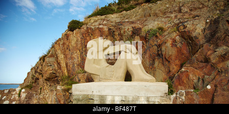 Sun amante, pietra scultura dell'artista John Cleal situato nella parte bassa della città porto, Fishguard, Wales UK Foto Stock