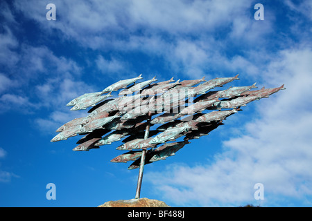 Scultura di una secca di aringhe dall'artista locale John Cleal, nella Città Bassa, Fishguard, Pembrokeshire, Wales, Regno Unito Foto Stock