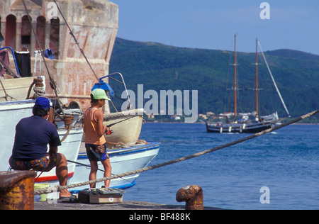 Il pescatore nel porto di Portoferraio, Vecchia Darsena del Porto, Portoferraio, Isola d'Elba, Toscana, Italia Foto Stock