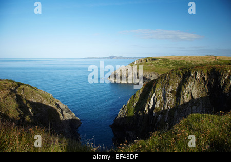 Vista di Strumble Head da Porthgain, West Wales, Regno Unito Foto Stock