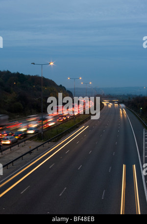 La congestione di incidente sull'autostrada M25, con percorsi di traffico Foto Stock