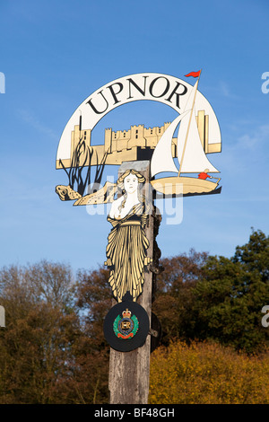 Segno di villaggio Upnor Kent REGNO UNITO E placca del Royal Engineers Foto Stock