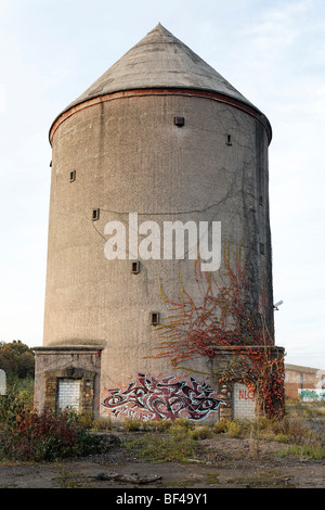 Hochbunk alto-aumento bunker dalla II guerra mondiale, ex Ausbesserungswerk officina di riparazione delle Ferrovie Tedesche, chiusa nel 2003, Duisburg- Foto Stock