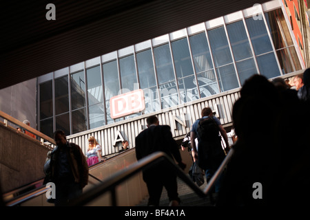 La fermata della metropolitana escalator ingresso alla stazione ferroviaria di Monaco di Baviera in Germania Foto Stock