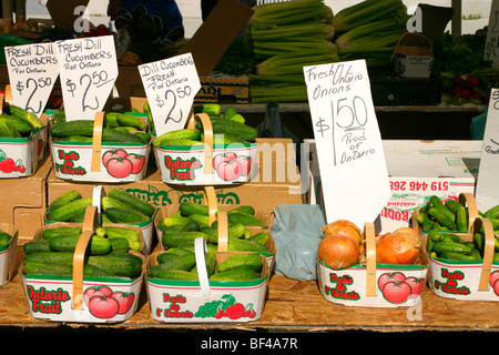 Mercato di prodotti freschi, cetrioli aneto cipolle in vendita al mercato agricolo all'aperto. Foto Stock