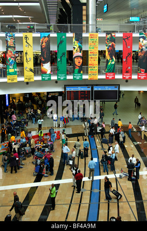 I viaggiatori nella sala degli arrivi presso l'O.R. Tambo International Airport, ORTIA, Johannesburg, Sud Africa e Africa Foto Stock