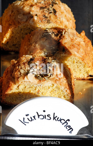 Torta di zucca nella vetrina di un negozio di pasticceria, St. Wolfgang, lago Wolfgangsee, regione del Salzkammergut, Austria superiore, Austria, Europa Foto Stock